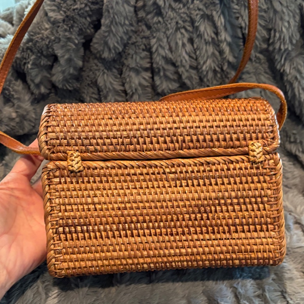 Elegant Woven Crossbody Bag in Tan - Picture 5 of 10